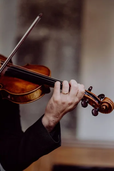 Tiro Perto Mãos Masculinas Tocando Violino — Fotografia de Stock