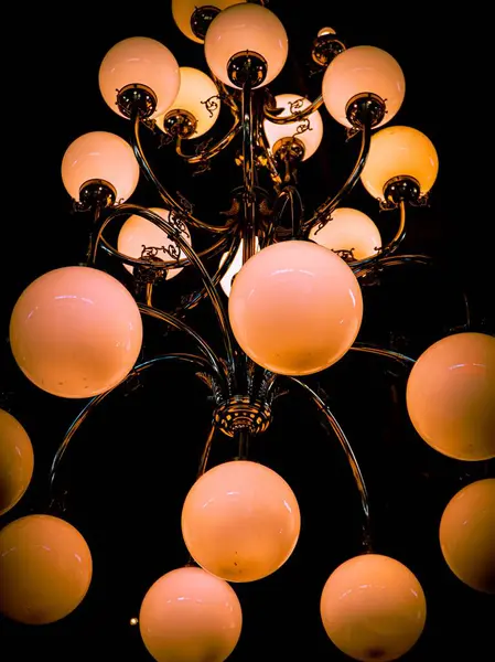 Egy Függőleges Felvétel Egy Gyönyörű Lámpásról Ami Plafonról Lóg — Stock Fotó
