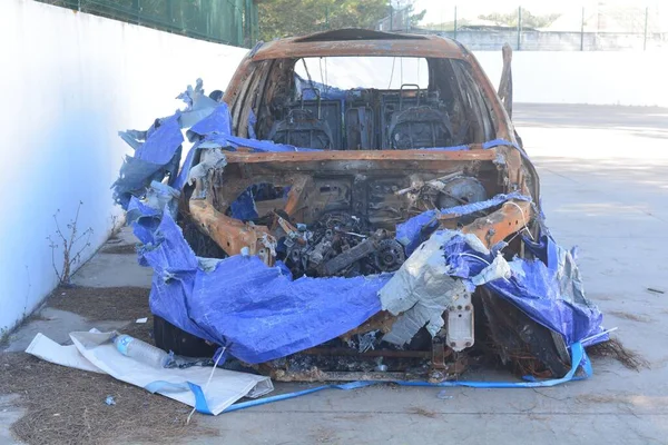 Ein Völlig Zerstörtes Auto Mit Einem Blauen Tuch Drumherum — Stockfoto