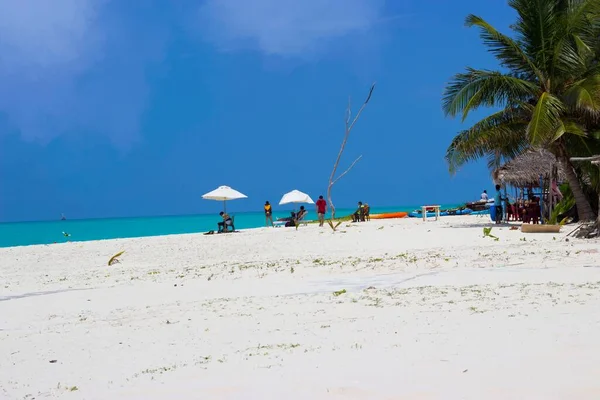 一个充满度假游客的热带海滩 — 图库照片