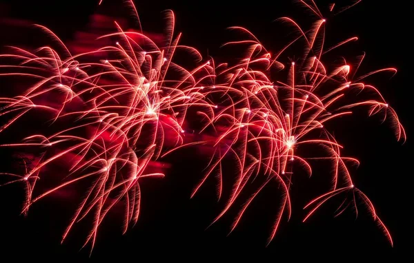 Výbuchy Pyrotechniky Proti Černé Noční Obloze Jasné Paprsky Světla Slavnostního — Stock fotografie