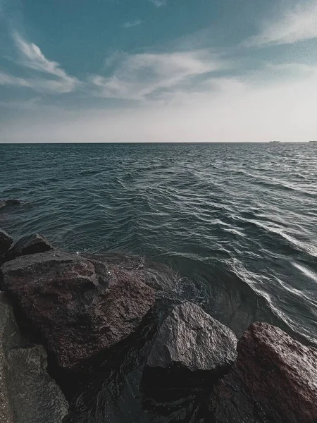 Vertical View Ocean Waves Hitting Giant Rocks Evening — Stock Photo, Image