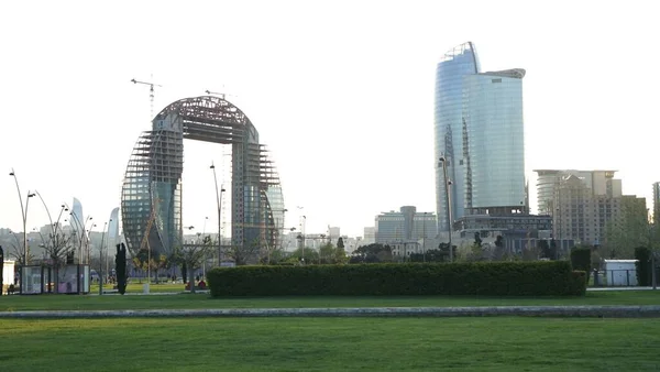 Вид Воздуха Город Баку Окруженный Стеклянным Зданием Зеленым Полем — стоковое фото