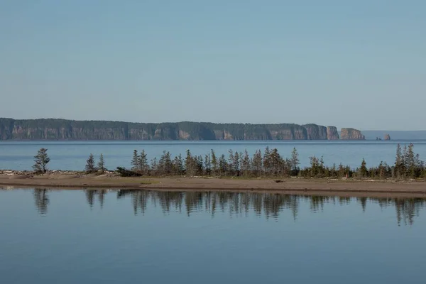 Krásný Výhled Jezero Malou Krajinou Útesy Pozadí — Stock fotografie