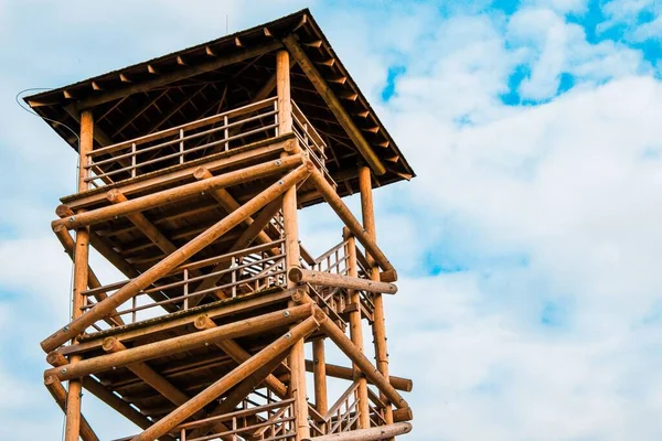 Niski Kąt Widzenia Drewnianej Wieży Strażniczej Jelgava Łotwa — Zdjęcie stockowe