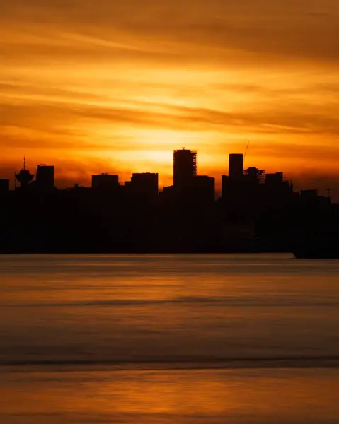 建物の上の金色の夕日の魅惑的な景色 — ストック写真