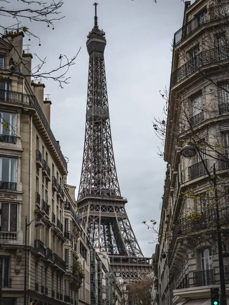 Pionowe Ujęcie Wieży Eiffla Bloku Paryżu Przeciw Jasnemu Niebu — Zdjęcie stockowe
