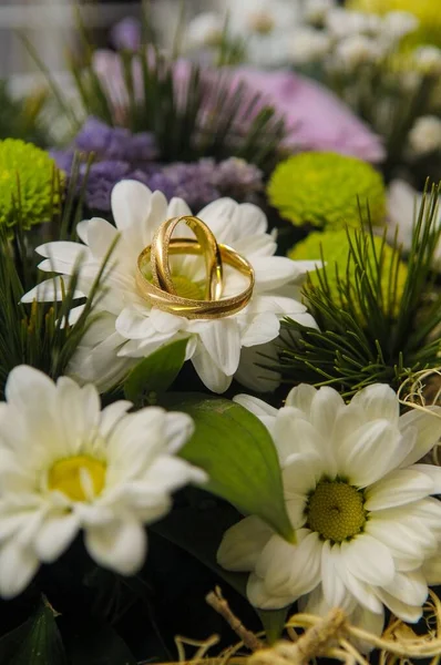 Ein Vertikaler Schuss Goldener Eheringe Auf Einer Weißen Blume Einem — Stockfoto