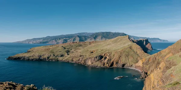 Ein Ruhiges Meer Und Felsen Einem Strahlenden Tag Auf Madeira — Stockfoto