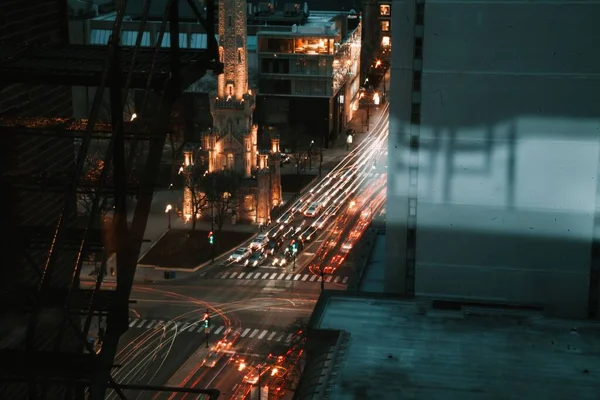 Міські Світлофори Вночі Стара Будівля Стороні Шосе — стокове фото