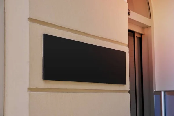 公司大楼入口处的黑色标牌 — 图库照片