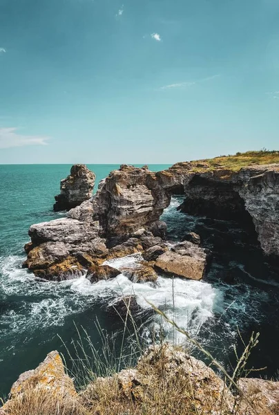 Vertikal Bild Vågor Som Kraschar Havet Klippor Blå Himmel Solig — Stockfoto