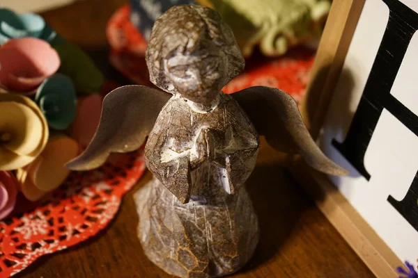 Close Uma Pequena Estatueta Cerâmica Anjo Uma Mesa Madeira — Fotografia de Stock