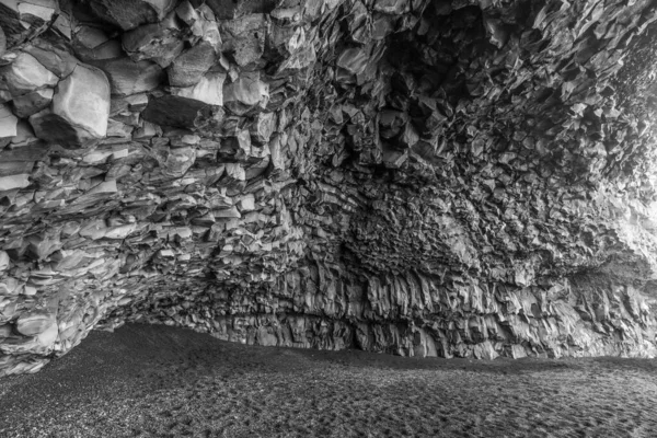 Черно Белый Снимок Пещеры Пляже Базальтовыми Каменными Стенами Исландии — стоковое фото