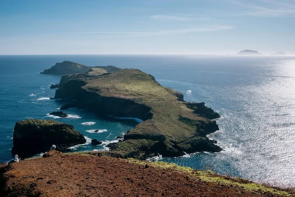 Mar Calmo Uma Península Num Dia Luminoso Madeira Portugal — Fotografia de Stock