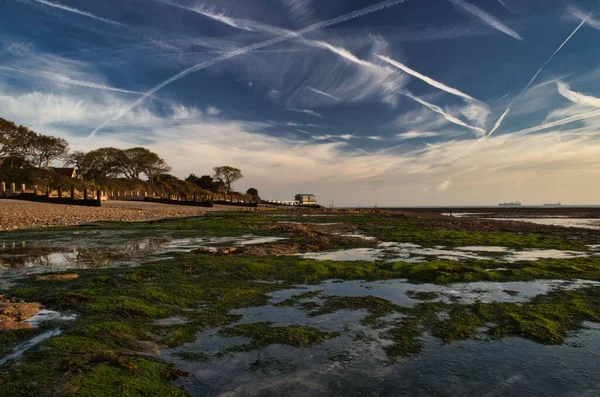 Scenic View Beach Low Tide Covered Moss Striped Sky Bembridge — Stock Photo, Image