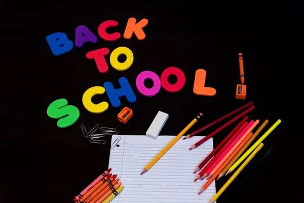 Επιστροφή Στο Σχολείο Χρωματιστά Γράμματα Και Διάφορα Σχολικά Είδη — Φωτογραφία Αρχείου