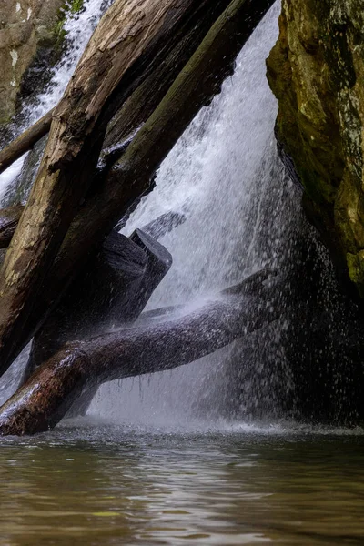 メリーランド州で流れるキルゴア滝の垂直ショット — ストック写真
