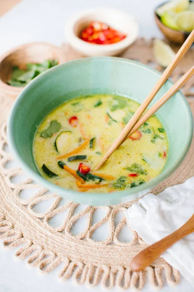タイのココナッツスープとガーニッシュのクローズアップ — ストック写真