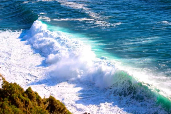 Tiro Ângulo Alto Uma Praia Ensolarada Espumosa — Fotografia de Stock