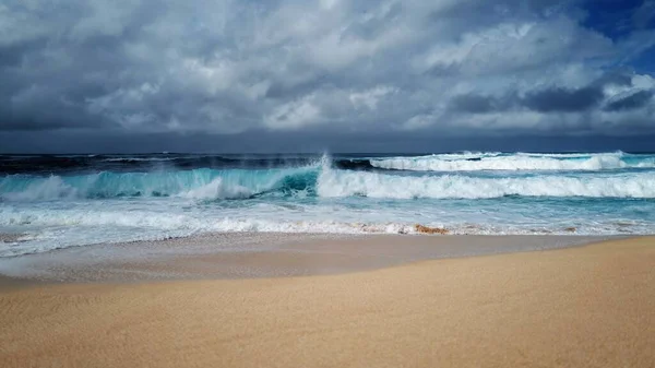 Havets Tidvattenvågor Från Stranden Molnig Dag — Stockfoto