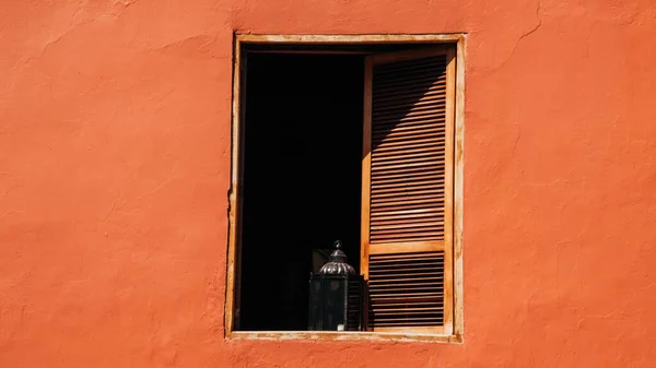 Ein Offenes Fenster Mit Hölzernen Fensterscheiben Einer Orangen Wand — Stockfoto