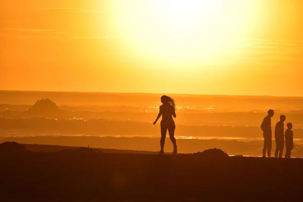 Silhouette Woman Running Beach Full People Golden Hour Sunset — Stock Photo, Image