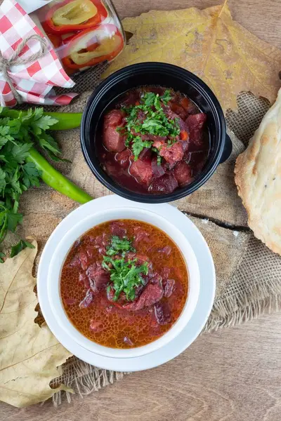 Zwei Fleischige Heiße Rote Suppen Und Eintopf Schüsseln Neben Brot — Stockfoto