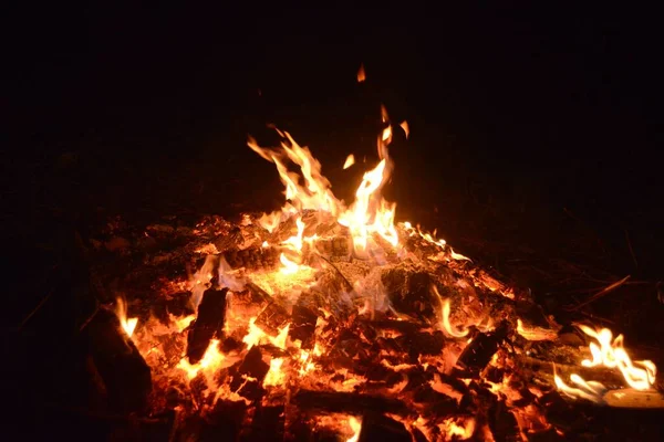 暗闇の中の炎でキャンプファイア — ストック写真
