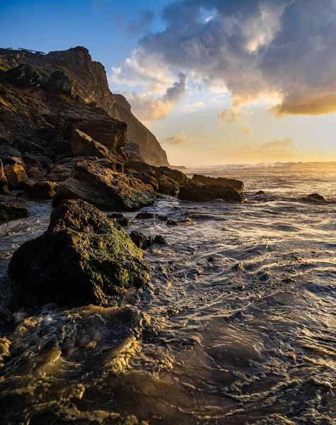 Bel Colpo Costa Con Grandi Rocce Sotto Cielo Nuvoloso Tramonto — Foto Stock