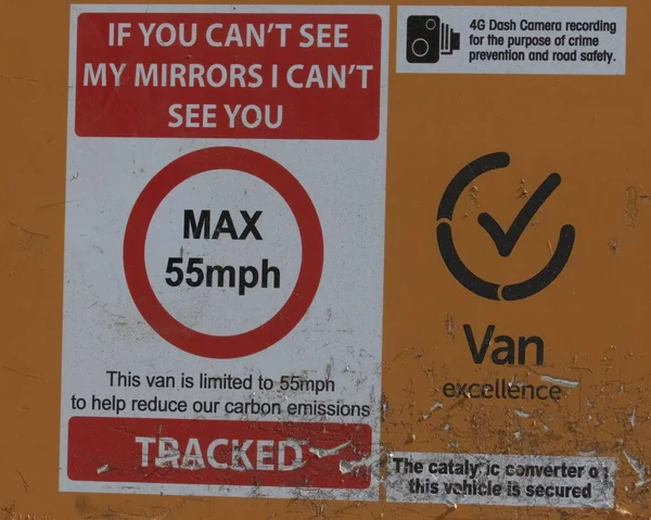 4G相机的卡车标志的特写 最高时速55英里 镜子中的盲点警告 — 图库照片