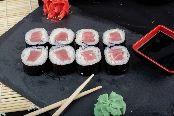 Una Vista Superior Rollos Sushi Fresco Una Pizarra Negra —  Fotos de Stock