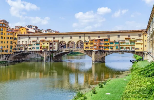Uma Ponte Sobre Rio Entre Edifícios Firenze Itália — Fotografia de Stock