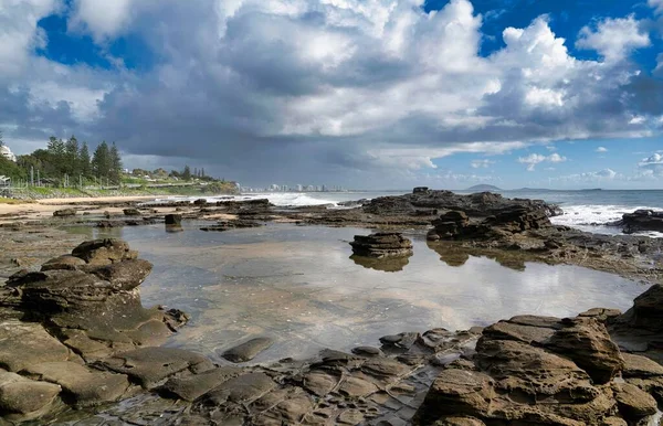 Una Vista Aérea Playa Rocosa Fondo Los Árboles Crecimiento Queensland — Foto de Stock