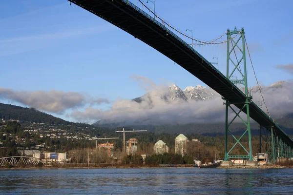 Nízký Úhel Záběru Mostu Lions Gates Pozadí Hor Vancouveru Britská — Stock fotografie