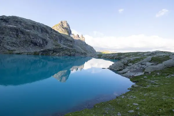Μια Όμορφη Θέα Μιας Λίμνης Ανάμεσα Στα Βουνά — Φωτογραφία Αρχείου