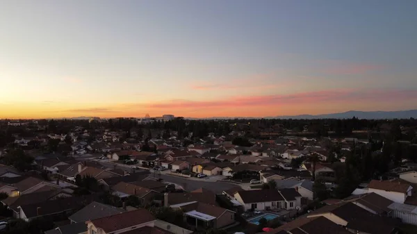 日出时分对住宅区的空中拍摄 — 图库照片