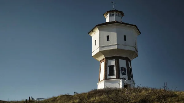 Blick Auf Einen Wasserturm Auf Langeoog Mit Blauem Himmel — Stockfoto