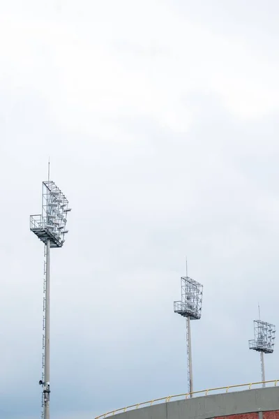 Niektóre Światła Stadionu Pochmurny Dzień — Zdjęcie stockowe