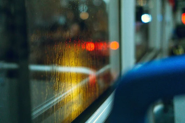 能看到窗户和雨点的公共汽车的内部 — 图库照片