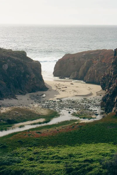 Kaya Bir Deniz Kıyısı Arasındaki Sahilin Dikey Görüntüsü — Stok fotoğraf