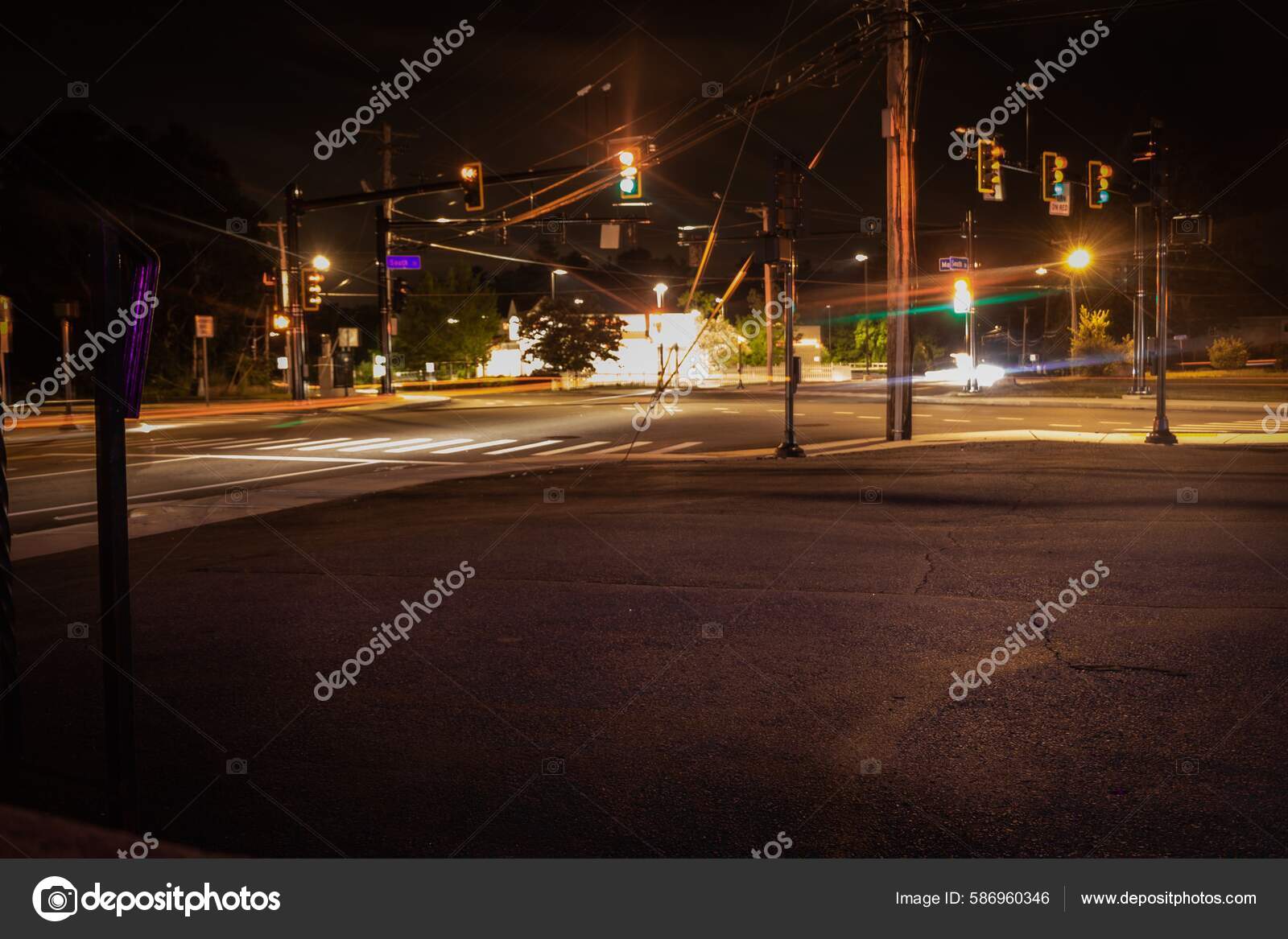 Uma Longa Exposição Tiro Uma Encruzilhada Noite fotos, imagens de © wirestock_creators #586960346
