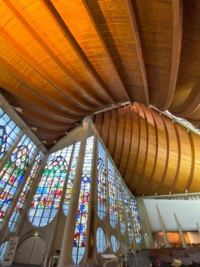 St. Joan of Arc Kilisesi 'nin içeriden dikey görüntüsü.