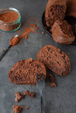 Masadaki lezzetli çikolatalı kekin yakın çekimi.