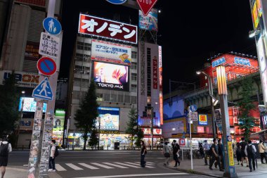 Akihabara, Japonya- 29 Temmuz 2020: insanlar gece boyunca Akihabara 'da karşıdan karşıya geçer..
