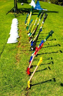 Çığır açan bir tören için seçici bir maça ve sert şapka