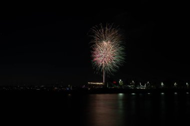 4 Temmuz bayramını kutlamak için Long Beach, CA 'deki Alamitos Körfezi' nin üzerinde havai fişekler atıldı.