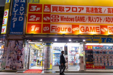 Akihabara, Japonya- 29 Temmuz 2020: Gece boyunca Akihabara 'da bir dükkan açık..
