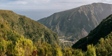 Portekiz 'in Madeira Adası Fanal Ormanı' ndaki dağların manzarası.