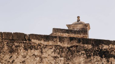 Kolombiya 'daki tarihi taş duvar ve kulenin alçak açılı görüntüsü.